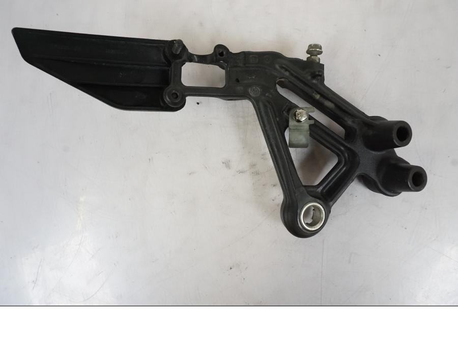 Vänster sida på Fotpinnefäste från en KTM 125 Duke -2017 motorcykel.