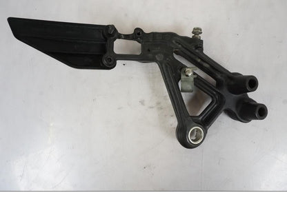 Vänster sida på Fotpinnefäste från en KTM 125 Duke -2017 motorcykel.