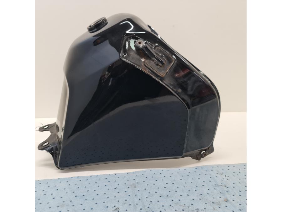 Baksidan på Bensintank från en Suzuki DR 650 -1995 motorcykel.