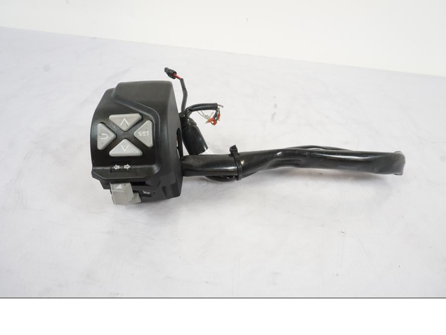 Framsidan på Styrelreglage från en KTM 790 Duke -2019 motorcykel.