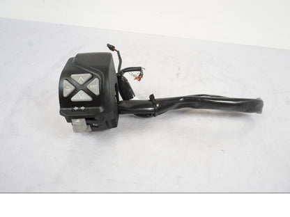 Framsidan på Styrelreglage från en KTM 790 Duke -2019 motorcykel.