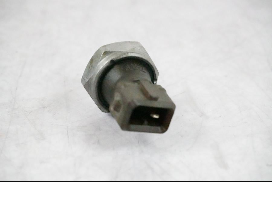 Baksidan på Oljetryckgivare från en BMW R 1200 GS -2010 motorcykel.