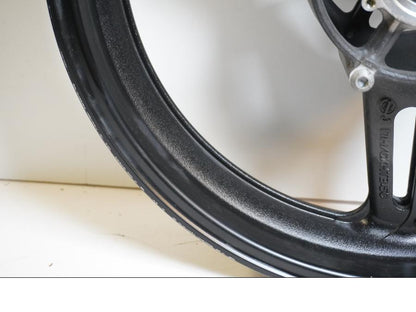 Snett nerifrån på Fälg från en Yamaha FJR 1300 -2016 motorcykel.