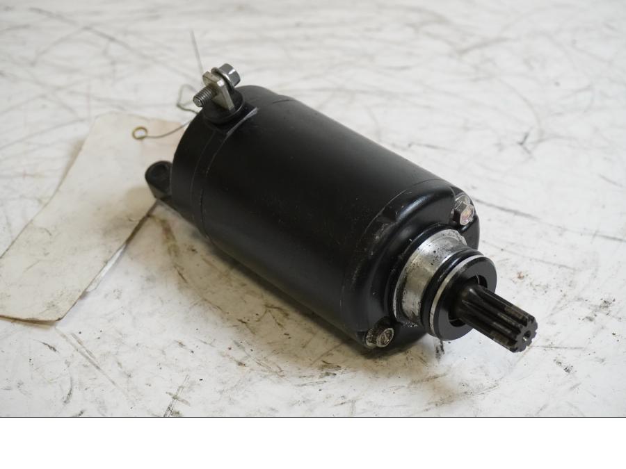 Framsidan på Startmotor från en Triumph Street Triple -2011 motorcykel.