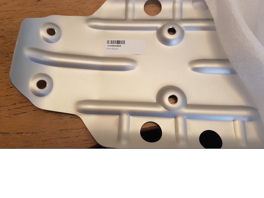 Höger sida på <p>Hasplåt från BMW R 1200 GS 2011.</p>

<p>Nyskick, passar årsmodeller 2011 till 2017.</p>

<p>Utan monteringsdetaljer.</p> motorcykel.