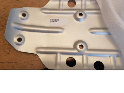 Höger sida på <p>Hasplåt från BMW R 1200 GS 2011.</p>

<p>Nyskick, passar årsmodeller 2011 till 2017.</p>

<p>Utan monteringsdetaljer.</p> motorcykel.