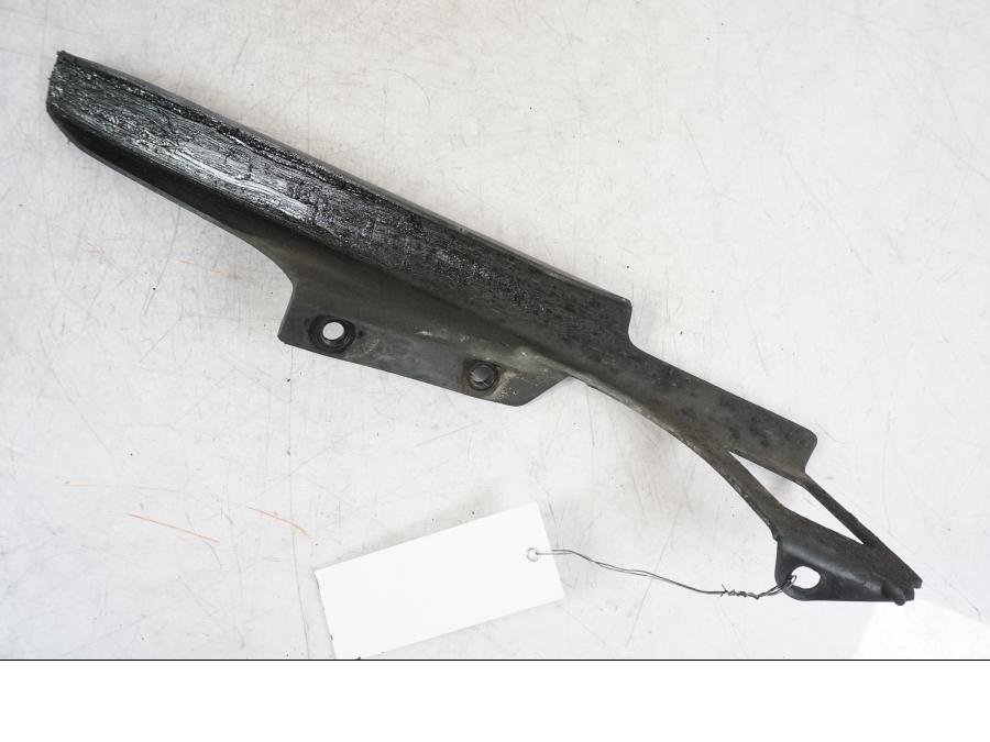 Vänster sida på Kedjeskydd från en Suzuki GSX 1300 RX -1999 motorcykel.