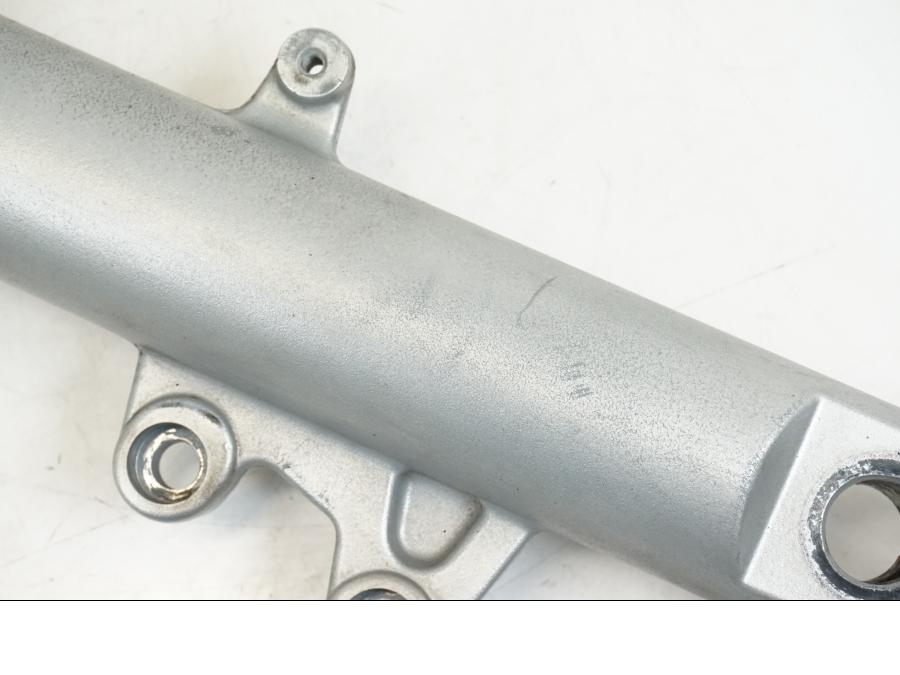 Vänster sida på Gaffelben från en BMW F 650 CS -2003 motorcykel.