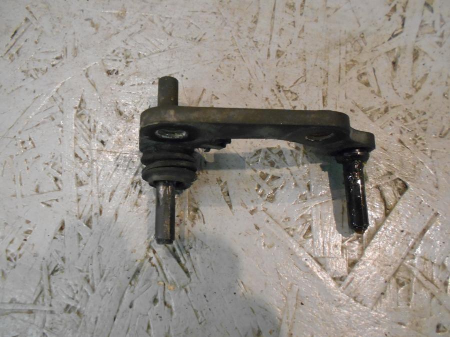 Framsidan på Bromsoksfäste från en Suzuki VZ 800 -1998 motorcykel.