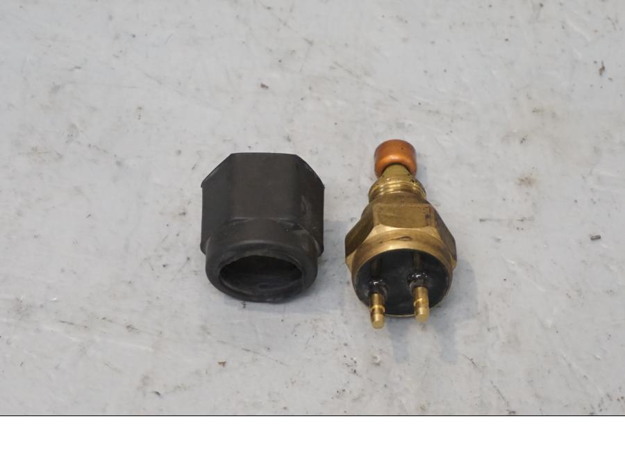 Framsidan på Vattenkylgivare från en Kawasaki VN 800 -2001 motorcykel.