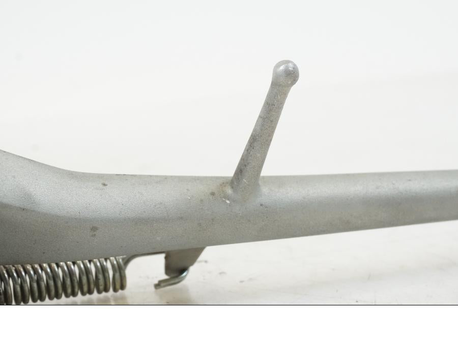 Vänster sida på Sidostöd från en Triumph Speed Triple -2021 motorcykel.