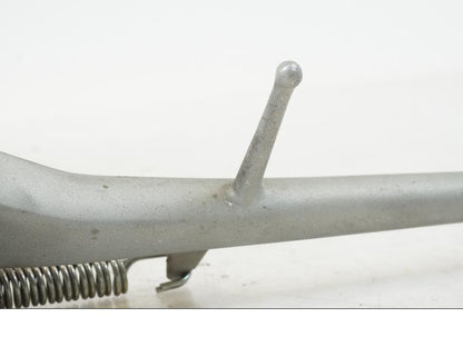 Vänster sida på Sidostöd från en Triumph Speed Triple -2021 motorcykel.