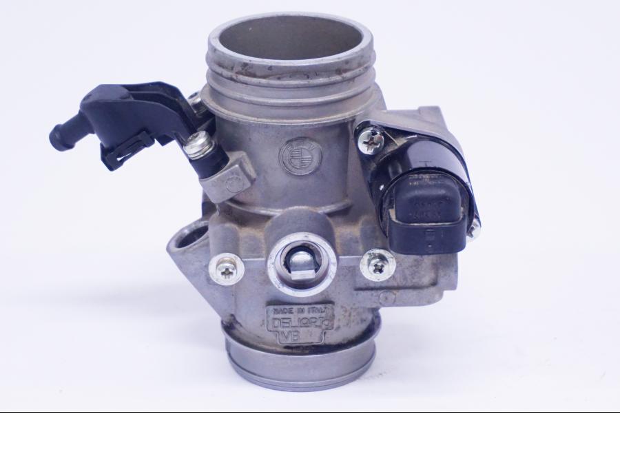 Framsidan på Spjällhus från en BMW G 650 GS -2011 motorcykel.