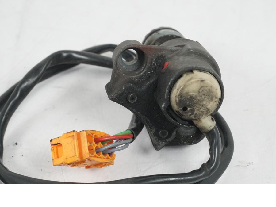 Extrabild4 på <p>Låssats från BMW R 1100 RS 1997.</p>

<p>2st nycklar, tändningslås, sadellås, tanklock.</p>

<p>Mindre lackskada på tanklocket se bild.</p> motorcykel.