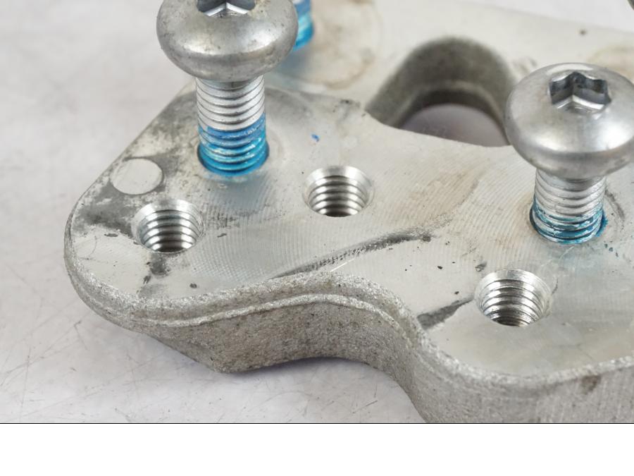 Baksidan på Fotpinnefäste inre från en Suzuki GSX-R 600 -2007 motorcykel.