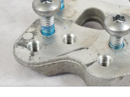 Baksidan på Fotpinnefäste inre från en Suzuki GSX-R 600 -2007 motorcykel.