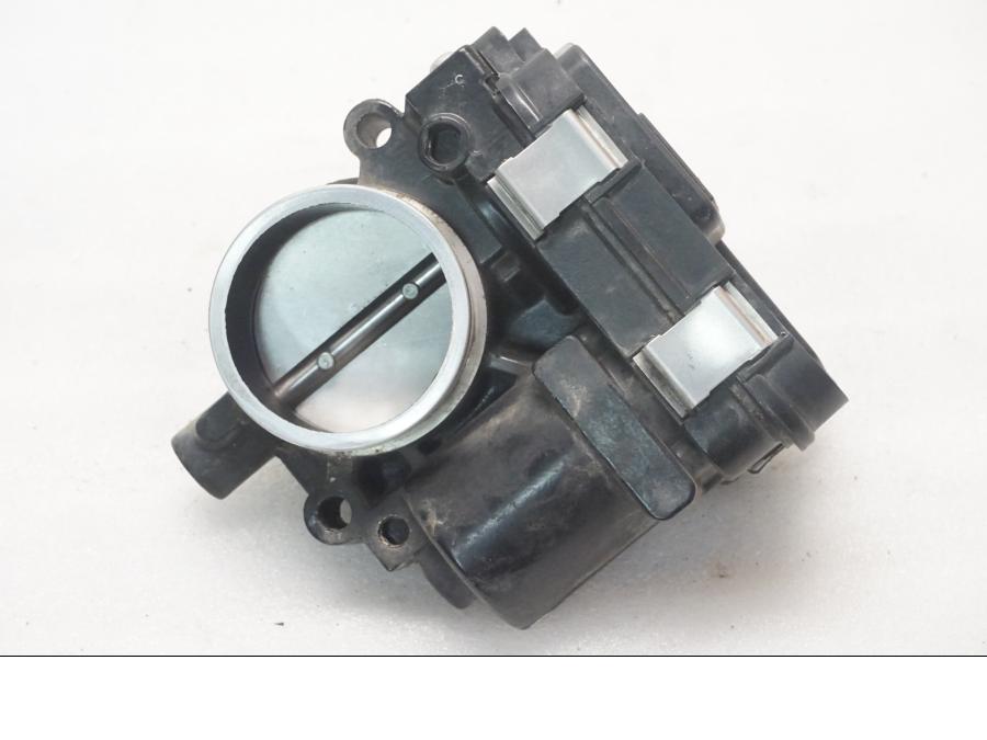 Baksidan på Spjällhus från en BMW R 1200 GSA -2017 motorcykel.