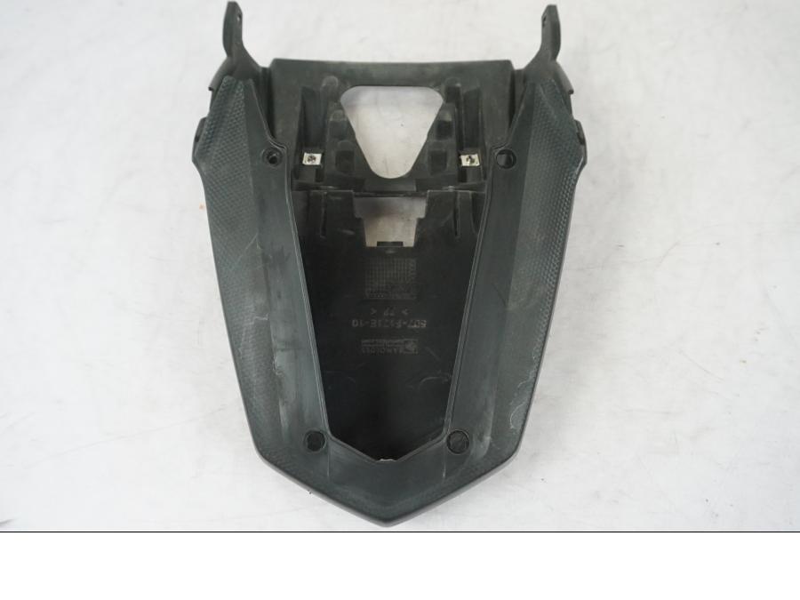 Snett nerifrån på Bakvinge från en Yamaha MT 125 -2017 motorcykel.