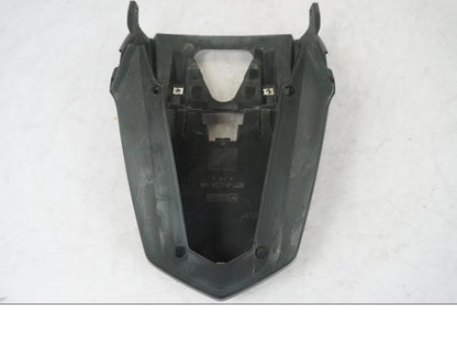 Snett nerifrån på Bakvinge från en Yamaha MT 125 -2017 motorcykel.