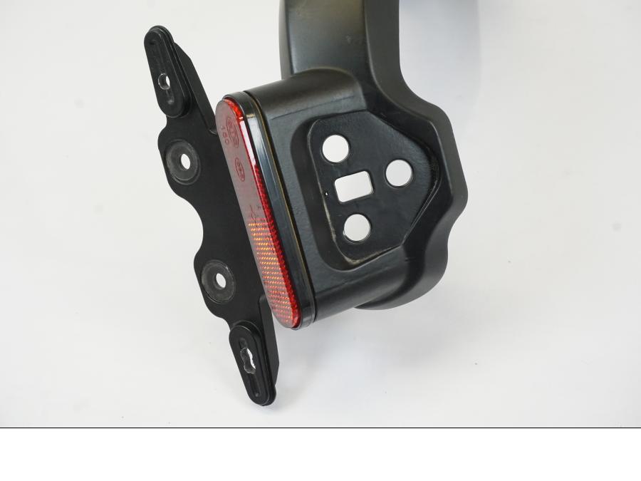 Höger sida på Skylthållare från en Triumph Trident -2021 motorcykel.