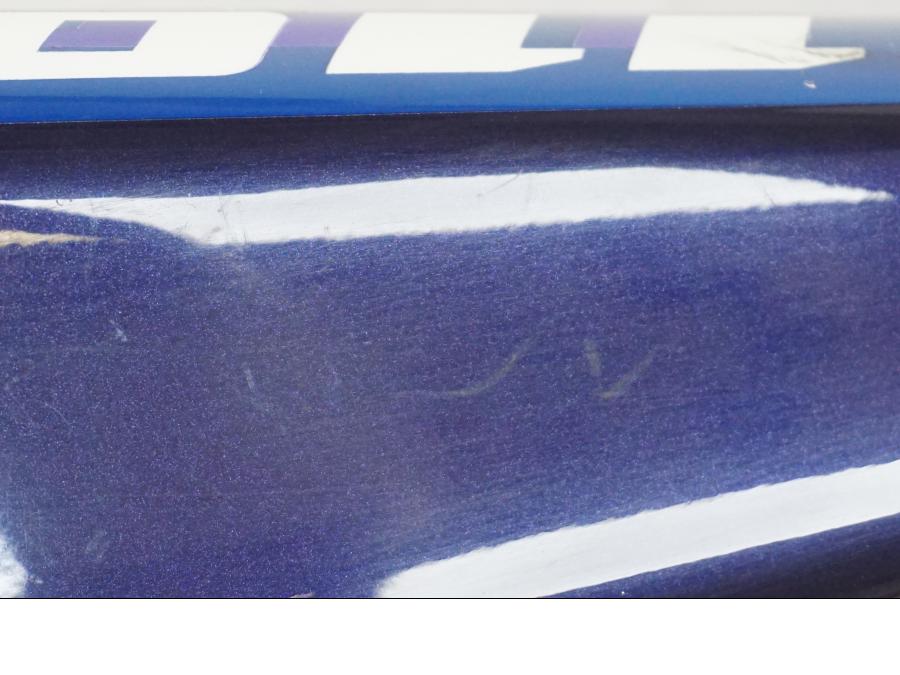 Extrabild3 på <p>Bakvinge vänster från Kawasaki ZZR 1100 1991.</p>

<p>Omlackad i original kulör.</p>

<p>Lagning, sprickor, ytliga repor och märken finns se bilder.</p> motorcykel.