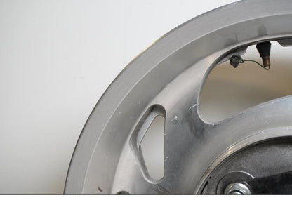 Snett nerifrån på Fälg från en Honda VTX 1800 -2002 motorcykel.