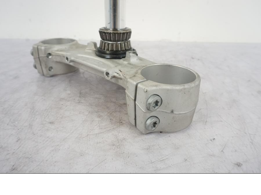 Vänster sida på Gaffelkrona från en KTM 690 Duke -2014 motorcykel.