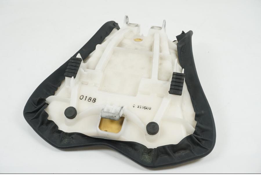 Snett nerifrån på Sadel från en Kawasaki ZX-10R -2008 motorcykel.