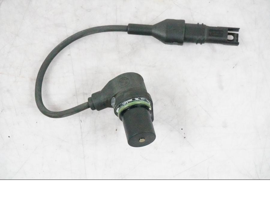 Framsidan på Kamaxelsensor från en BMW K 1200 S -2005 motorcykel.