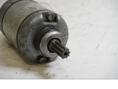 Baksidan på Startmotor från en Suzuki GSX-R 750 -1998 motorcykel.