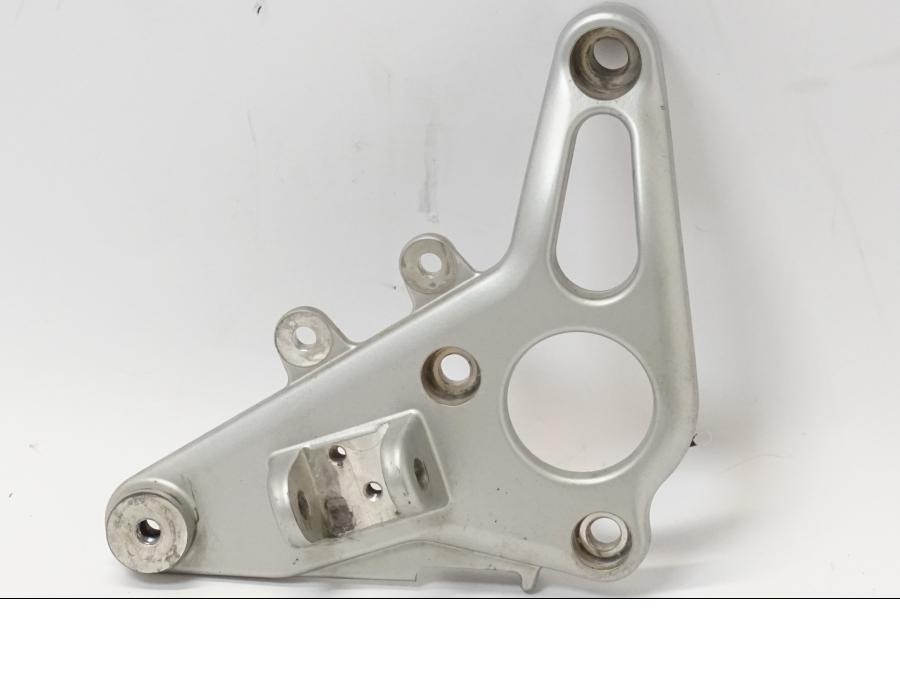 Framsidan på Fotpinnefäste från en BMW R 1150 RS -2004 motorcykel.