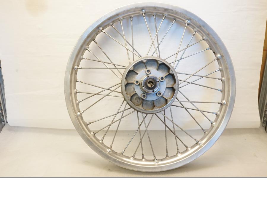 Baksidan på Fälg från en BMW R 90 -1975 motorcykel.