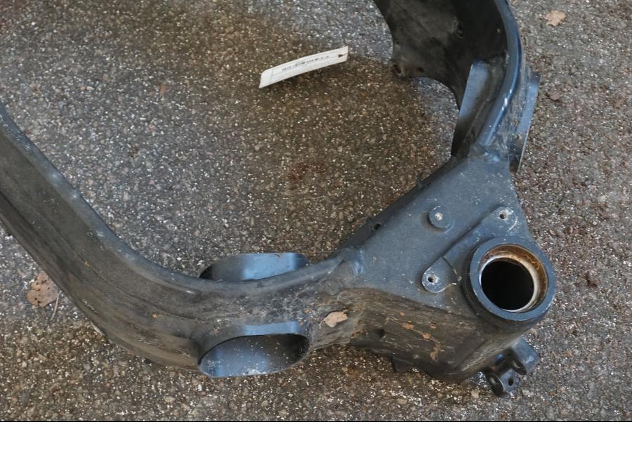 Extrabild1 på <p>KLAR Denna ram är kryssad och säljs utan papper ramnumret är överstruket och får ej användes i trafik. Ramen får brukas till på privat väg samt viss bankörning (läs på regler inför bankörning) ramar som säljs utan papper brukas säljas för byggnationer som ej ska brukas på vägar.</p>

<p>Med stötdämparlänkage och sidostöd.</p> motorcykel.