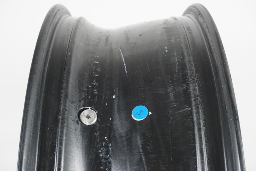 Extrabild1 på Fälg från en Ducati Hyperstrada -2013 motorcykel.