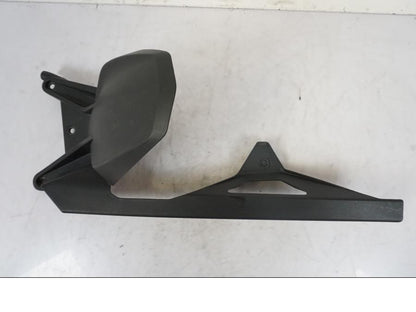 Snett uppifrån på Svingskärm från en KTM 1290 Super Duke R -2021 motorcykel.