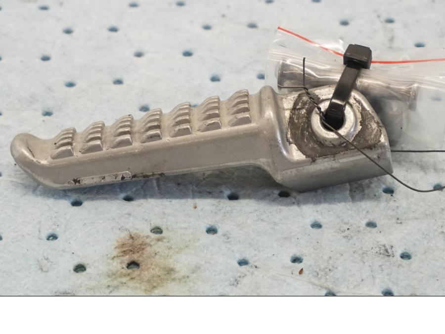 Framsidan på Fotpinne från en Kawasaki Z 900 -2019 motorcykel.