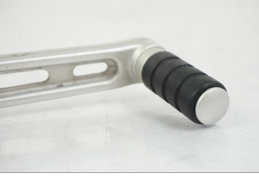 Vänster sida på Bromspedal från en BMW F 650 CS -2002 motorcykel.