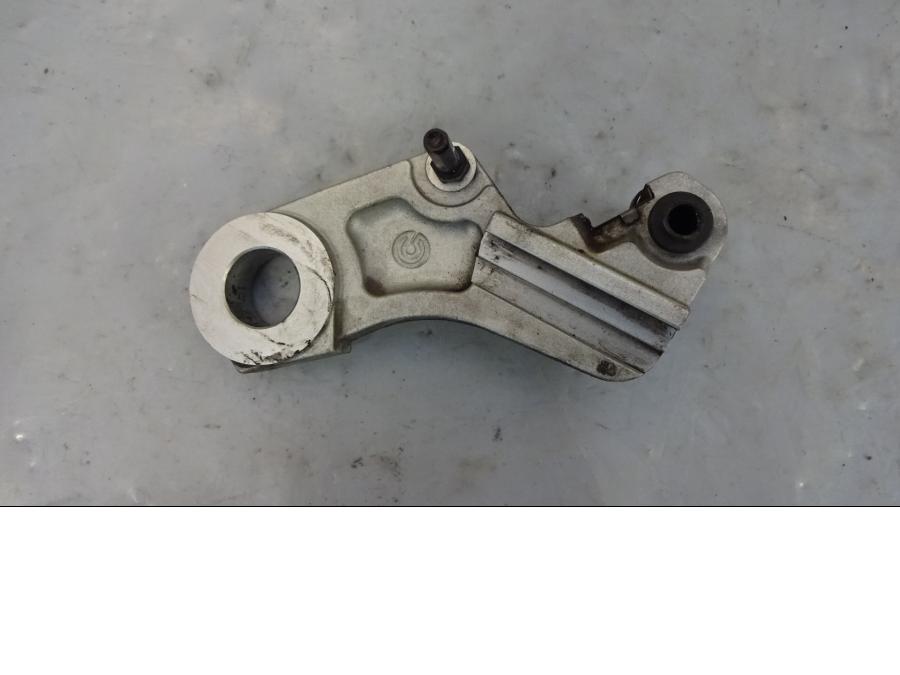 Framsidan på Bromsoksfäste från en KTM 990 Super Duke -2009 motorcykel.