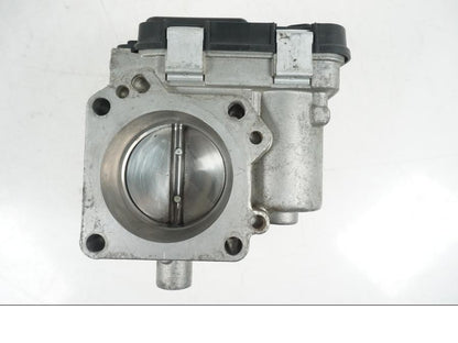 Snett nerifrån på Spjällhus från en Ducati Hyperstrada -2013 motorcykel.