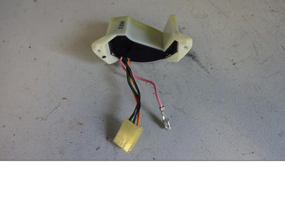 Framsidan på Vattenkylgivare från en Suzuki VS 800 -2000 motorcykel.