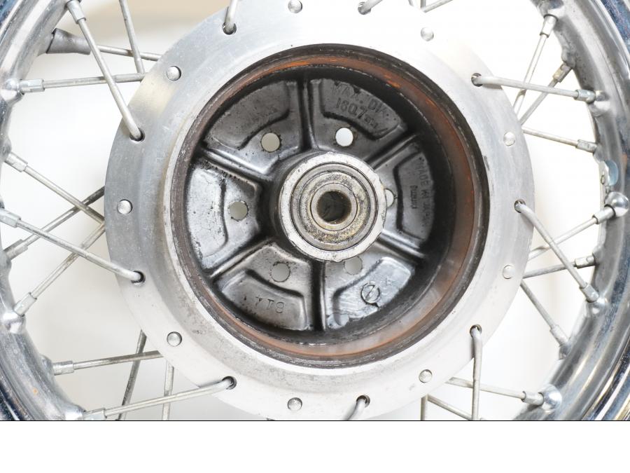 Extrabild2 på Fälg från en Suzuki LS 650 -1996 motorcykel.