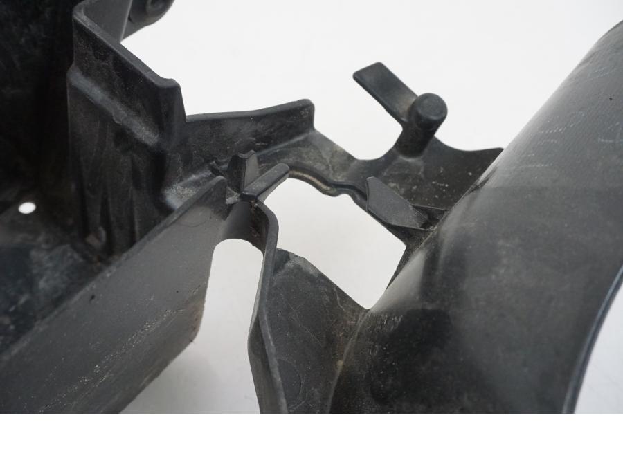 Snett nerifrån på Batterihållare från en Kawasaki ER-6F -2016 motorcykel.