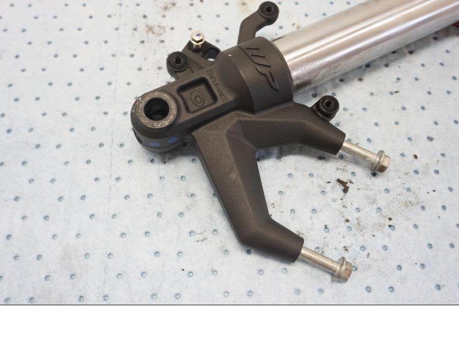 Höger sida på Gaffelben från en KTM 125 Duke -2017 motorcykel.