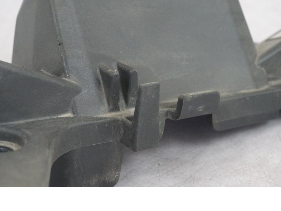 Höger sida på Sadelfäste från en Triumph Tiger Explorer -2013 motorcykel.