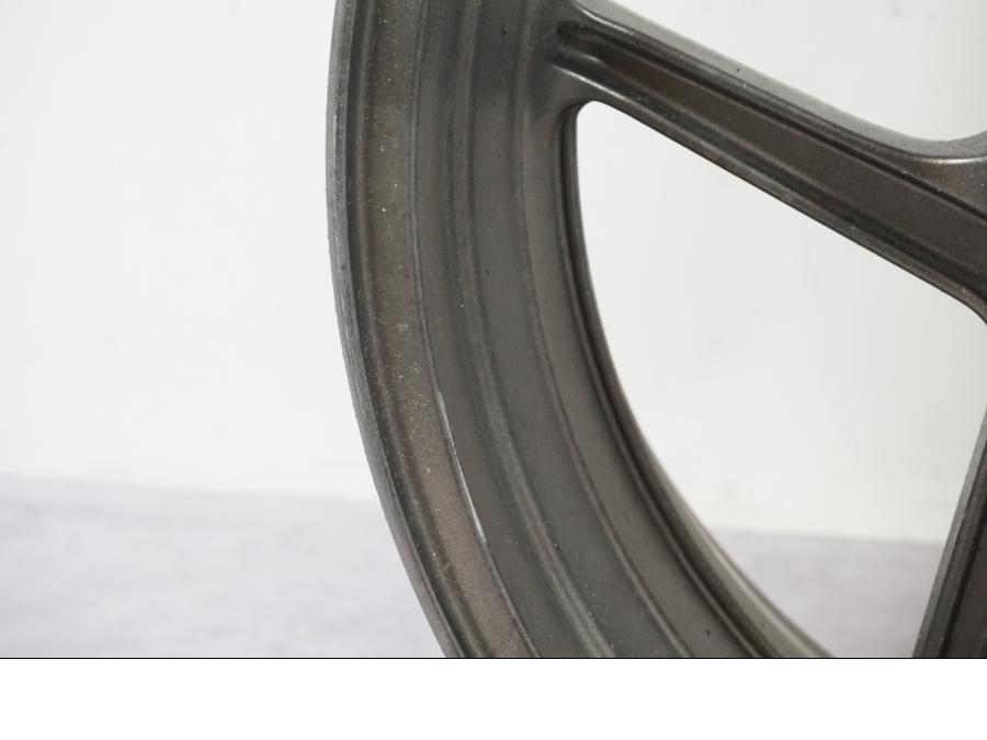 Extrabild5 på Fälg från en Kawasaki ZX-6R -2006 motorcykel.