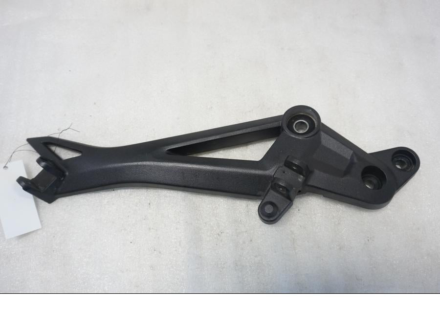 Framsidan på Fotpinnefäste från en Ducati Monster 796 -2013 motorcykel.