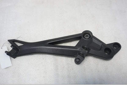 Framsidan på Fotpinnefäste från en Ducati Monster 796 -2013 motorcykel.