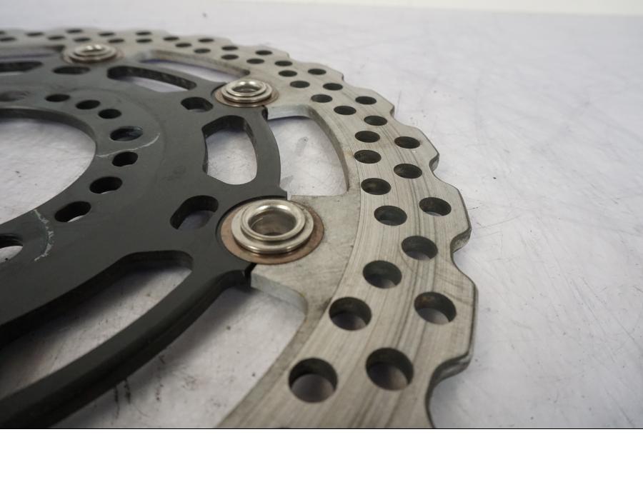 Vänster sida på Bromsskiva från en Kawasaki ER-6F -2010 motorcykel.