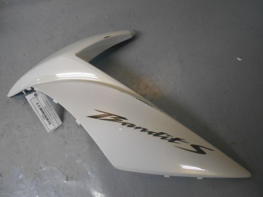 Framsidan på Bensintankskåpa från en Suzuki GSF 650 -2011 motorcykel.