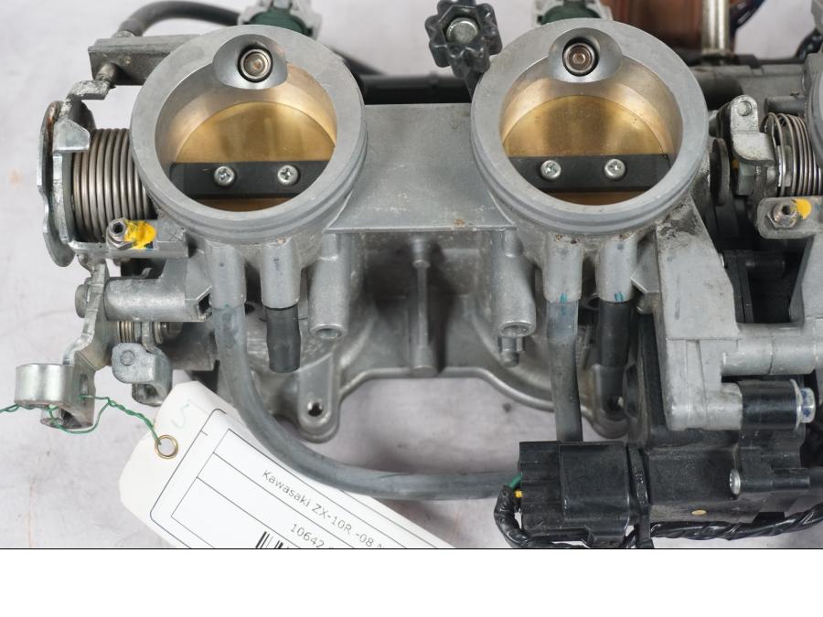 Vänster sida på Spjällhus från en Kawasaki ZX-10R -2008 motorcykel.